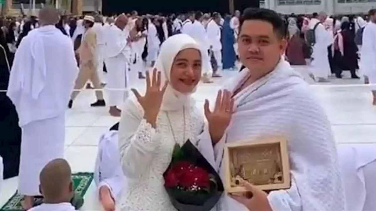 اندونيسي وعروسه يعقدان قرانهما ويلبسان الخواتم .. أمام الكعبة (فيديو)