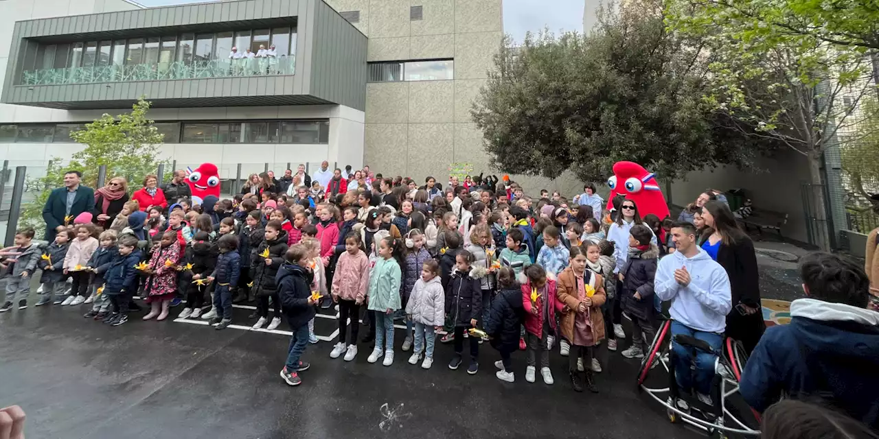 À Suresnes, une démonstration de basket fauteuil dans une école pour parler inclusion et handicap