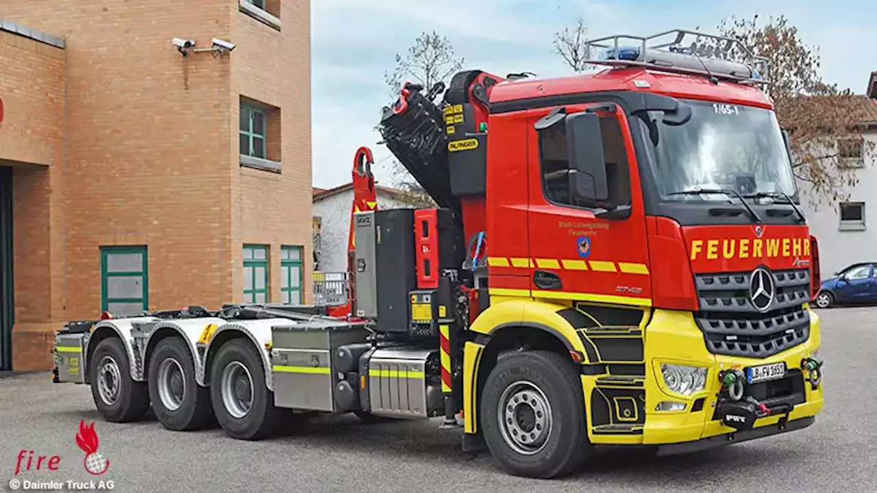 Neuer Vierachs-Wechsellader mit Kran der BF Ludwigsburg auf Mercedes-Benz Arocs 3743