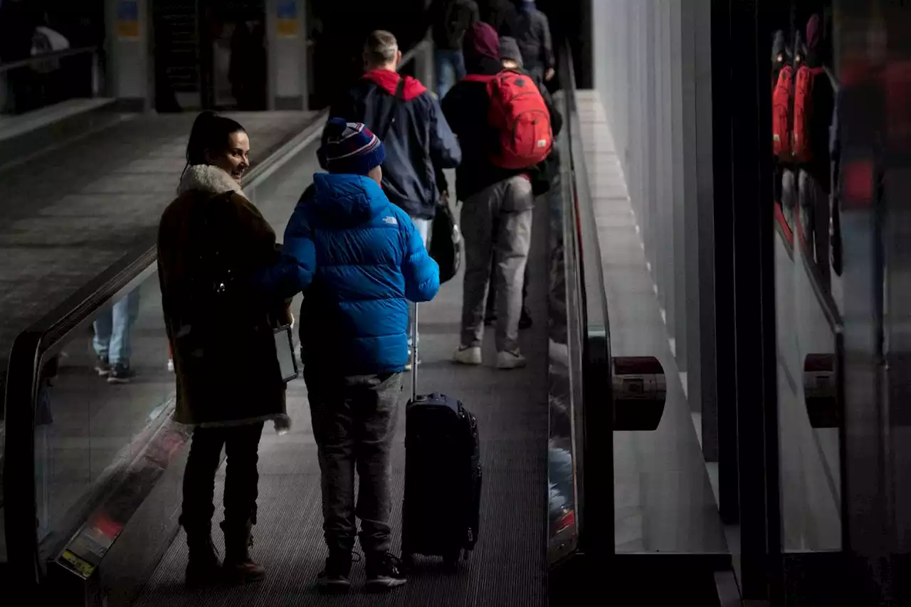 Canadians continuing to spend on travel and services but cutting back on restaurants, goods: RBC