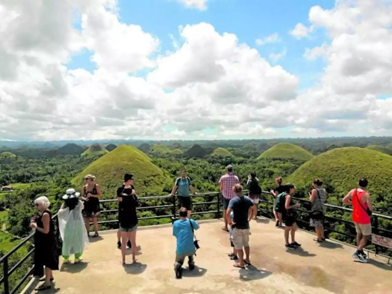 Foreign tourist arrivals exceed 1.4 million as of April 5 — DOT