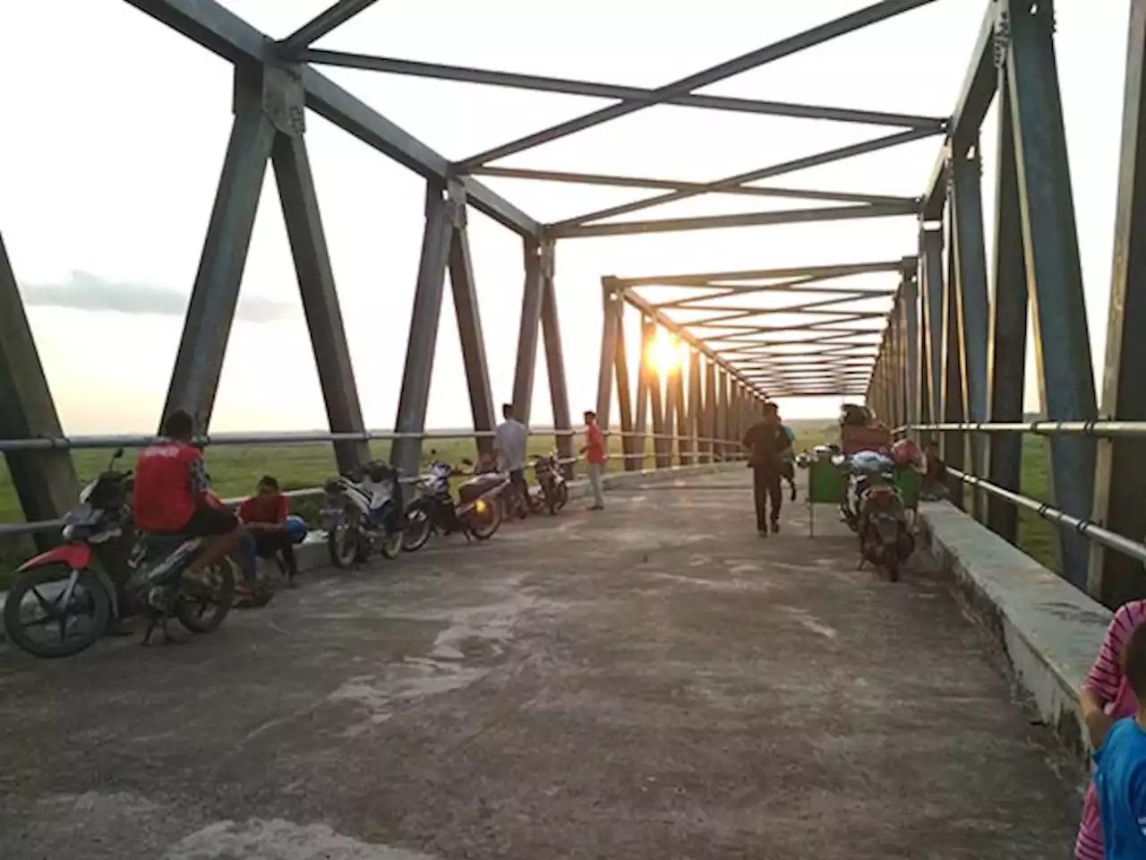 Asyiknya Ngabuburit di Jembatan Jelai Sukamara