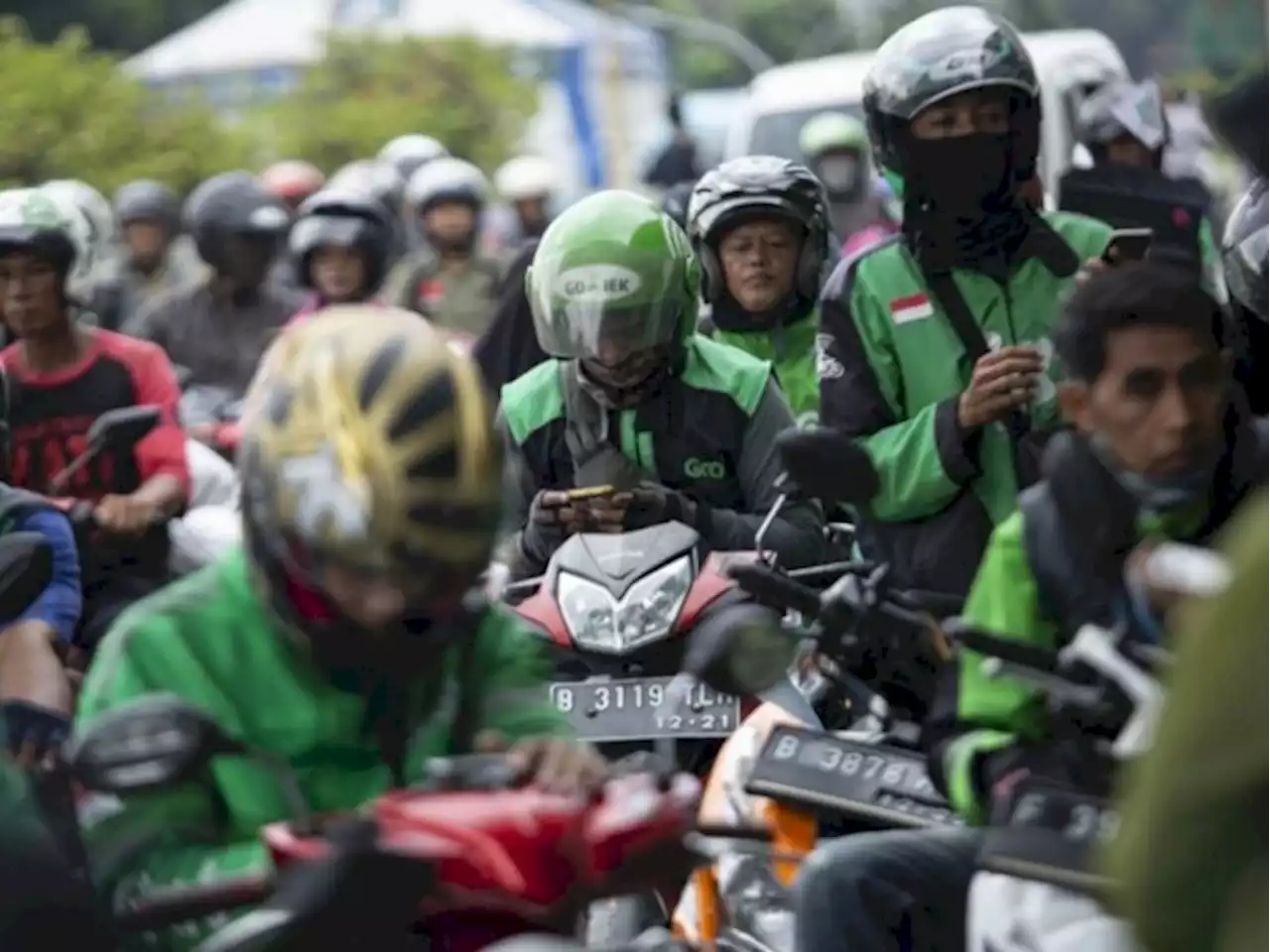 Bukan Hubungan Kerja tapi Kemitraan, Driver Ojol dan Taksi Online tak Dapat THR