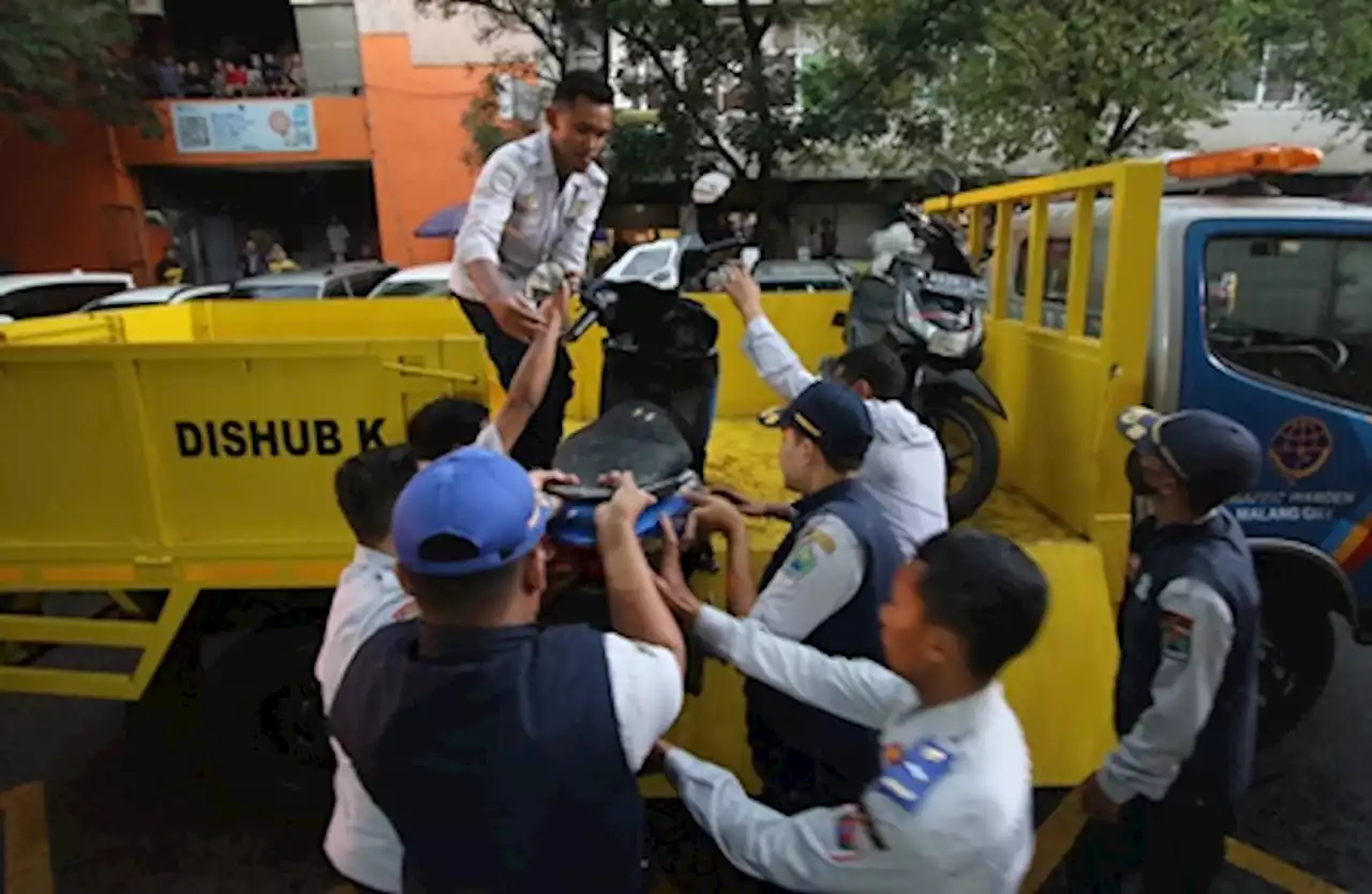 Di Malang, Dishub Angkut 2 Motor dan Gembok 10 Mobil