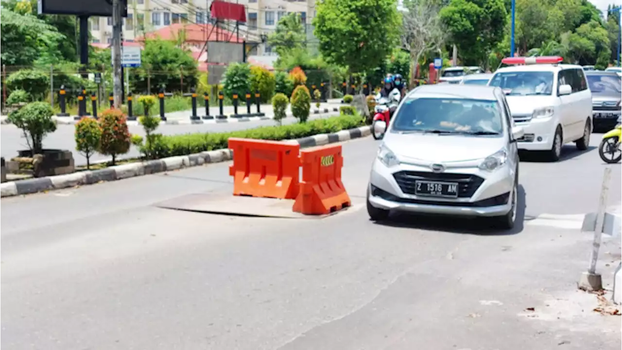 Kehabisan Aspal, Dua Pekan Lubang di Jalan Panglima Batur Belum Ditambal