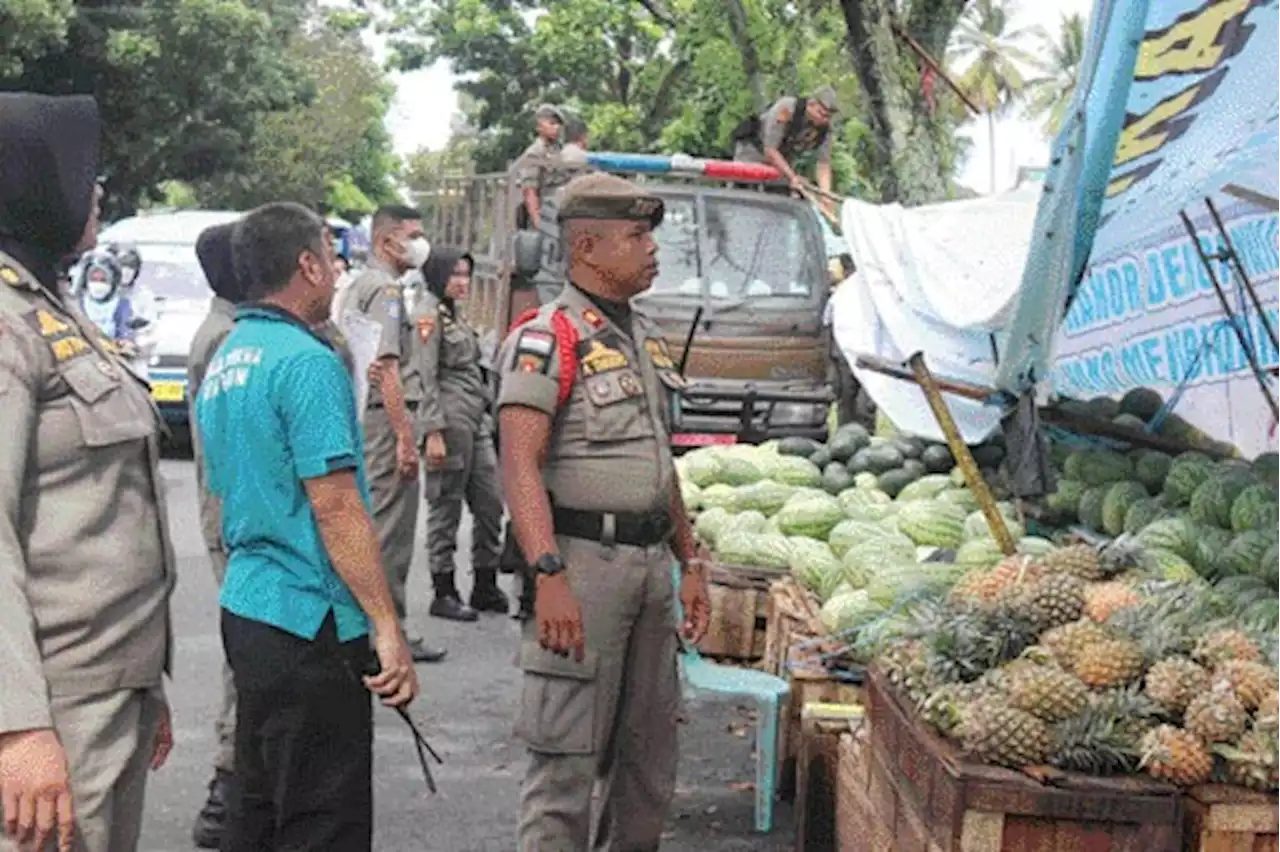 Membandel, Lapak PKL Dibongkar