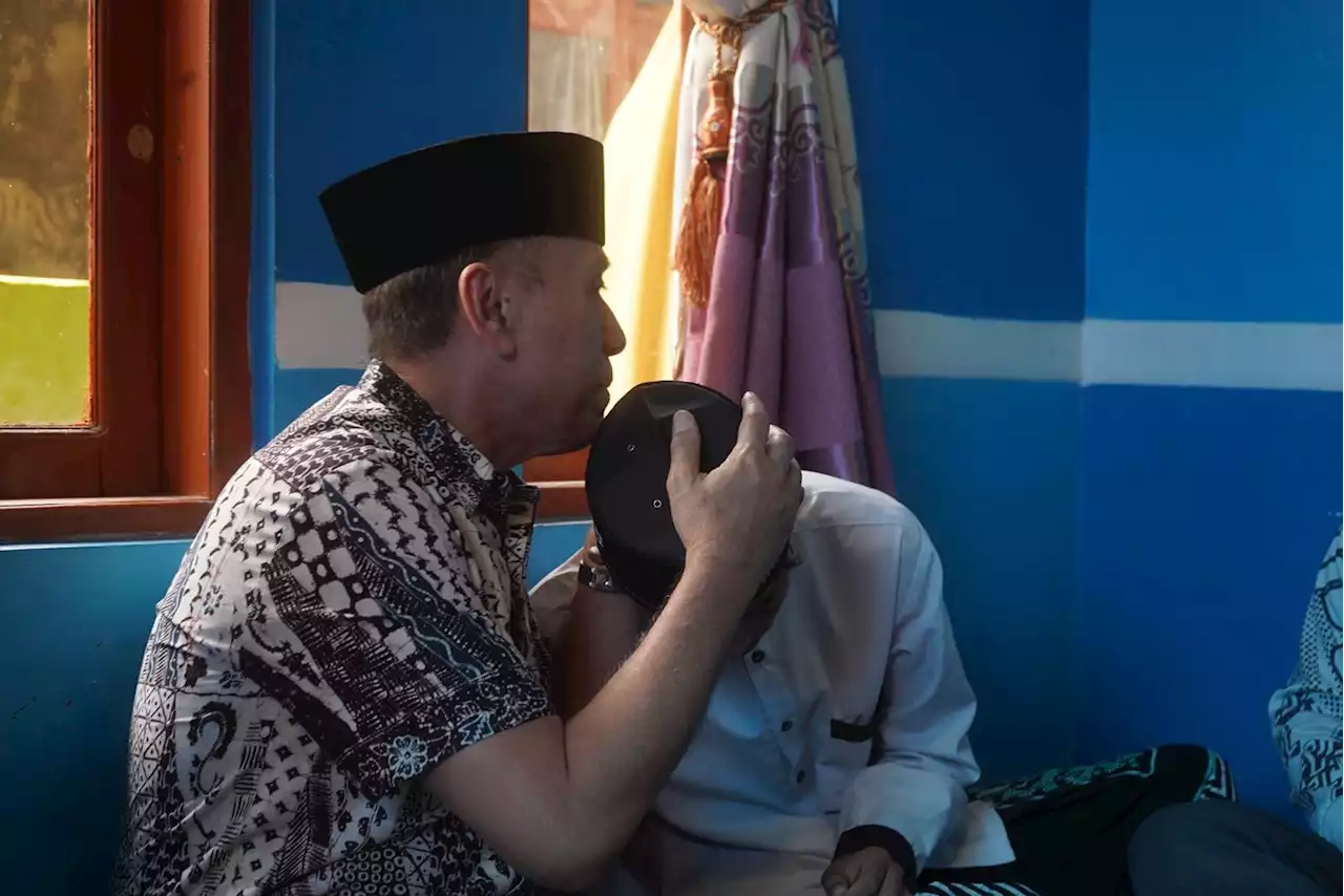 Iwan Bule Peluk Anak Yatim Korban Lakalantas Maut Bupati Kuningan