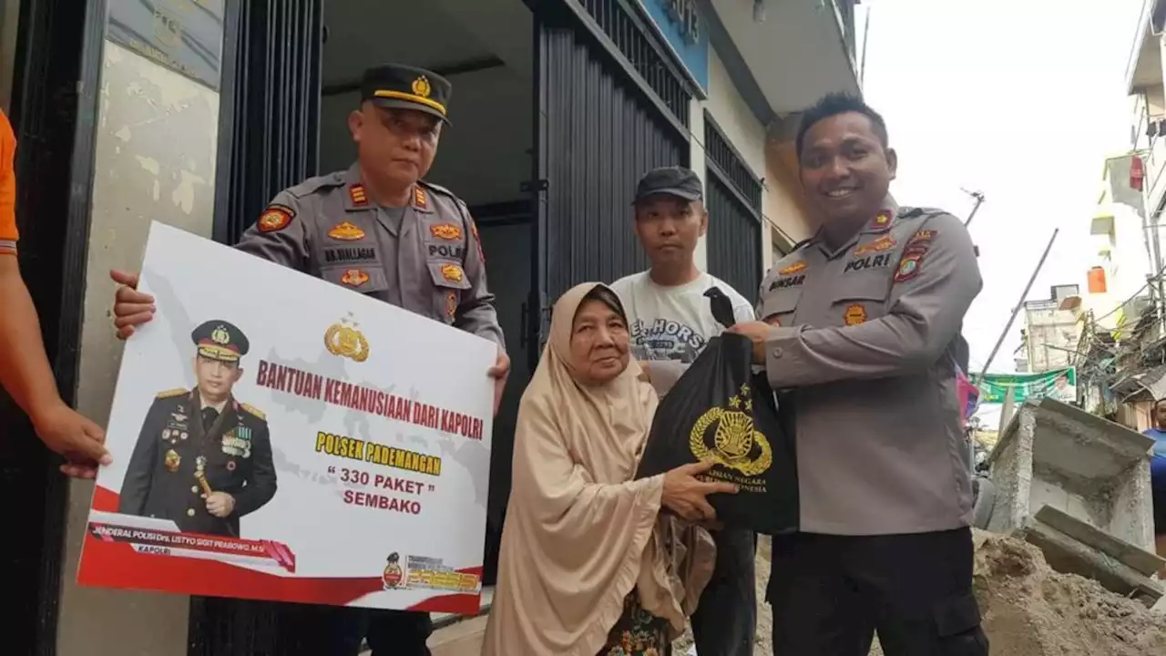 Tunaikan Arahan Kapolri, Polsek Pademangan Serahkan Bantuan kepada Masyarakat