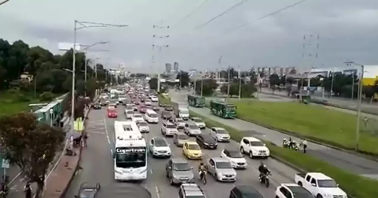 Video: caos vehicular en la Autopista Norte por muerte de motociclista