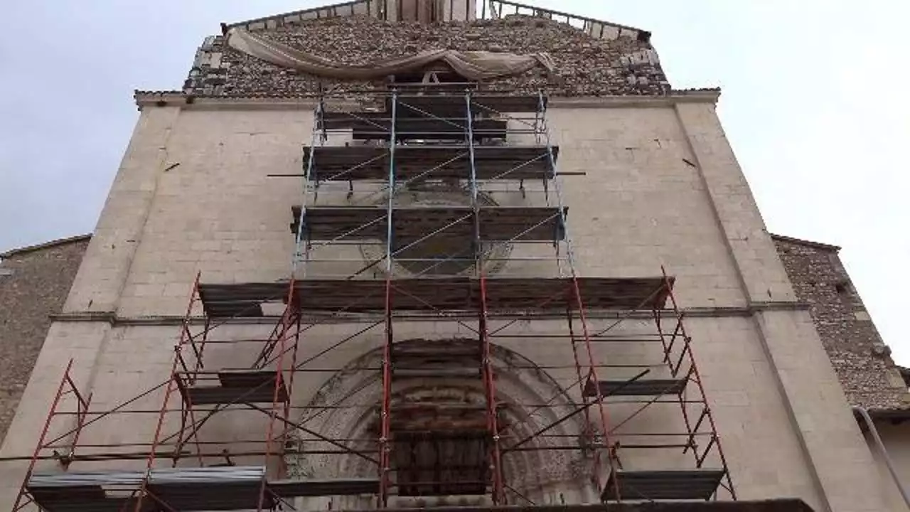 L'Aquila, chiesa del XIV secolo sorretta da impalcature: attende il restauro dal sisma del 2009