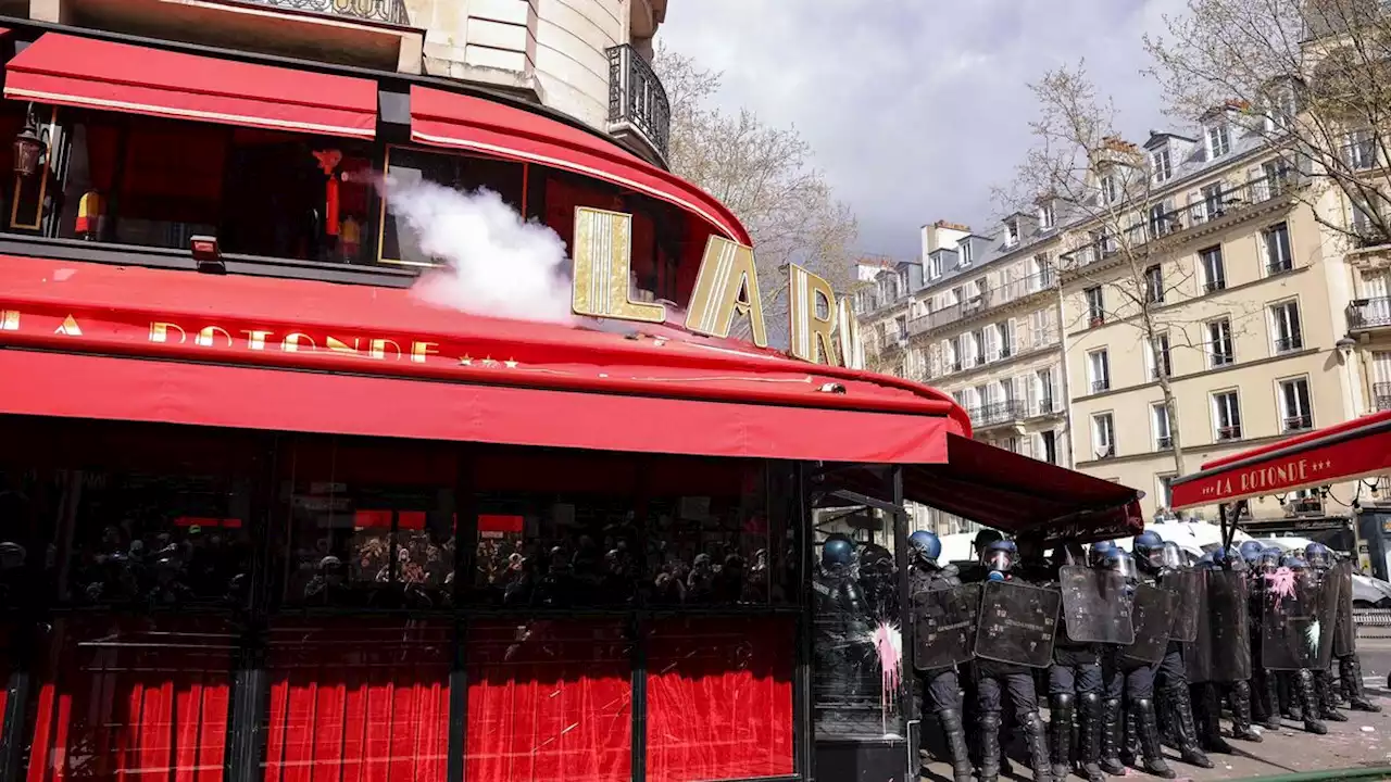 Retraites : des heurts à Paris, début d’incendie au restaurant La Rotonde