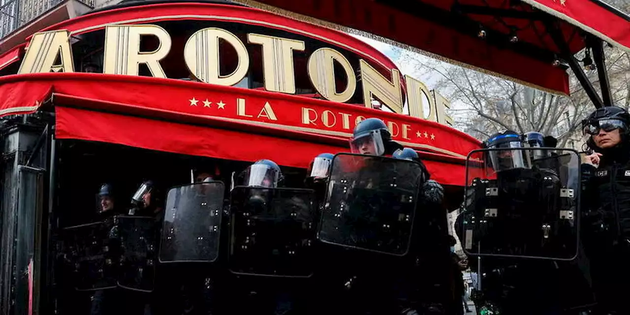 Réforme des retraites : la brasserie La Rotonde, prisée par Emmanuel Macron, incendiée à Paris