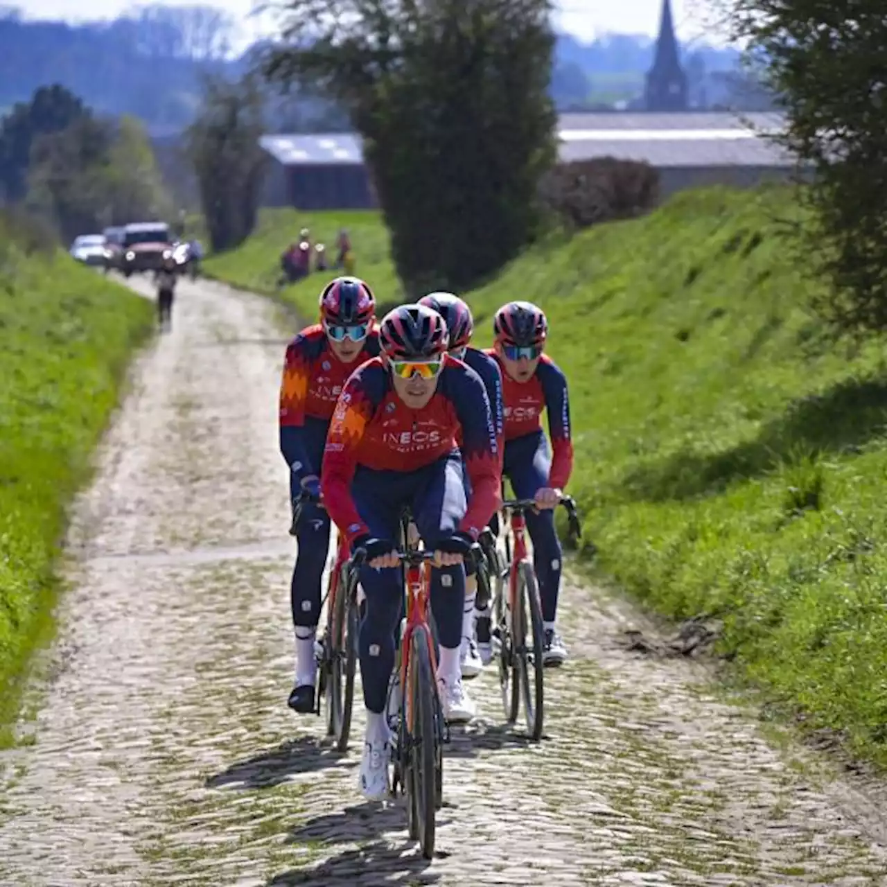 Les coureurs d'Ineos Grenadiers en reconnaissance sur les pavés du Paris-Roubaix