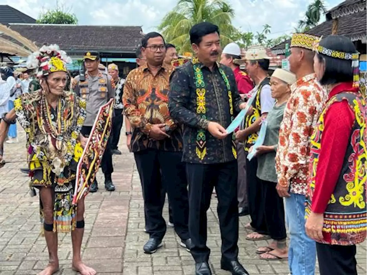 Hadi Tjahjanto Bagikan Sertifikat untuk Warga Dayak