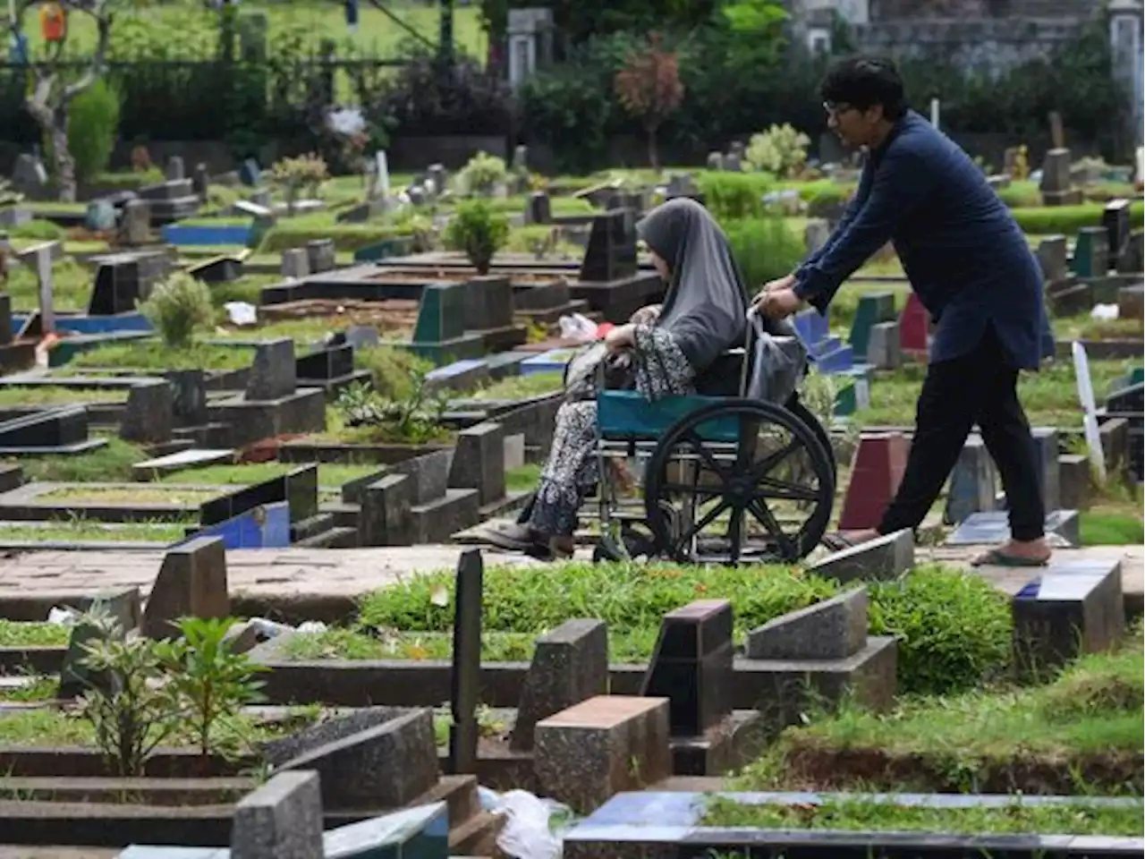 Manfaat Ziarah Kubur, Mendoakan, Mengirim Al-Fatihah untuk Ahli Kubur