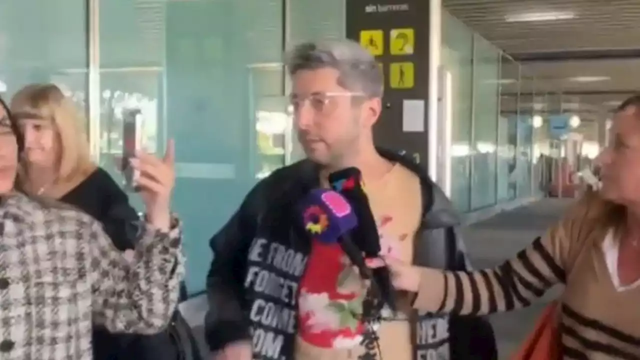 Jey Mammón llegó a Madrid y lo esperaban periodistas en el aeropuerto: qué dijo