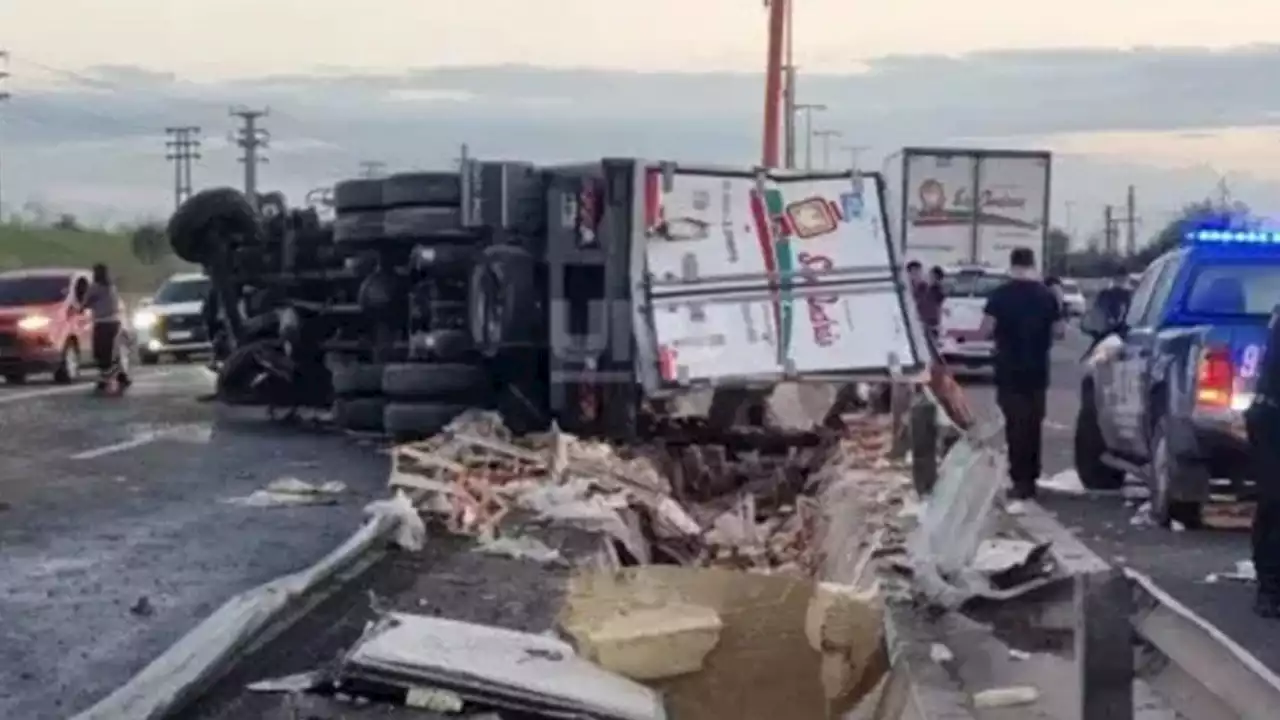 Video: volcó un camión con 8 toneladas de pollo y vecinos se llevaron la carga