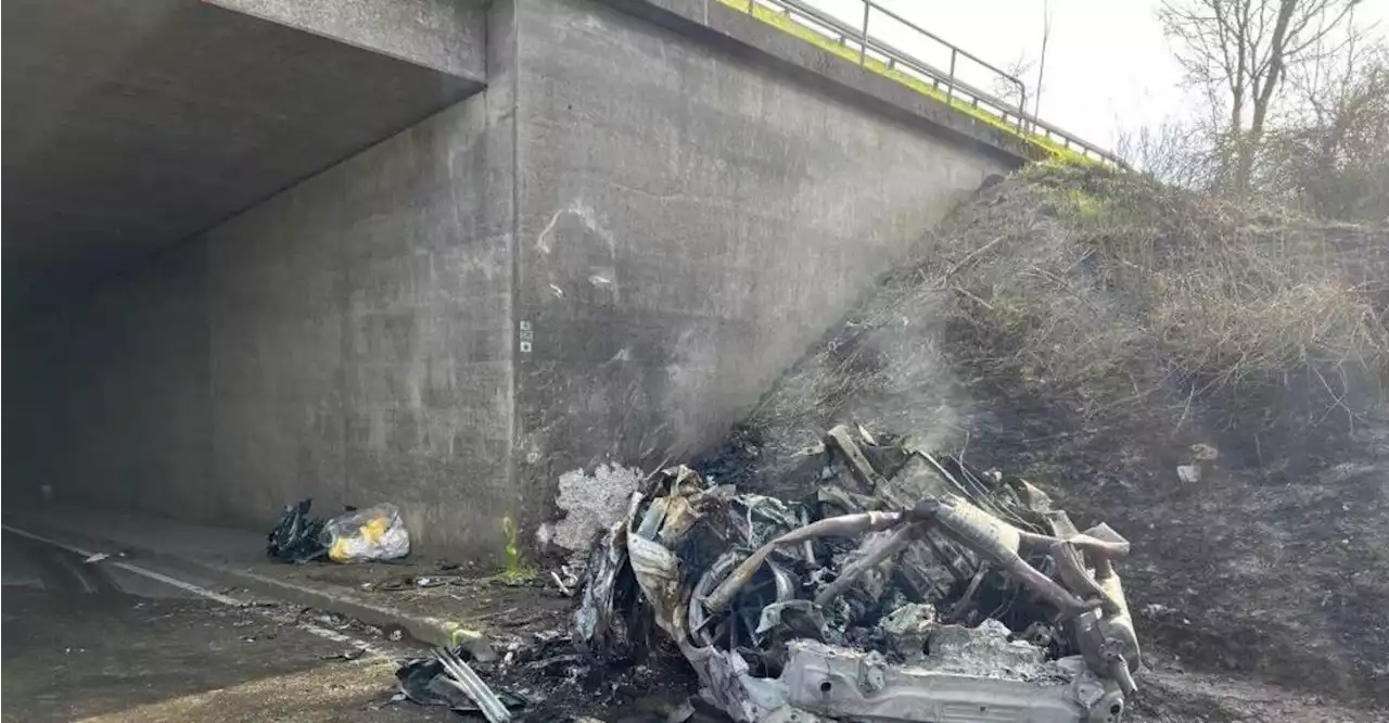 Hochmotorisierter BMW zerschellt an Autobahnbrücke und brennt aus: Fahrer tot