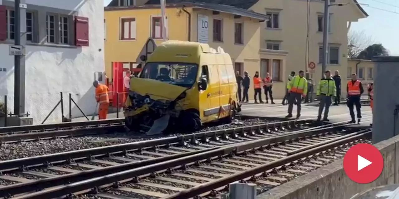 Horgen ZH: Zug kollidiert mit Päckli-Lieferwagen der Post