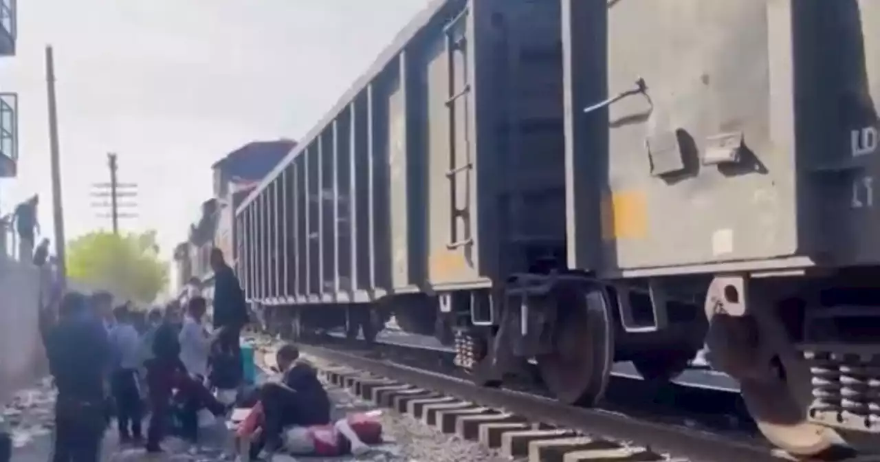 Los migrantes que se suben al tren de los sueños rotos buscando llegar a Estados Unidos