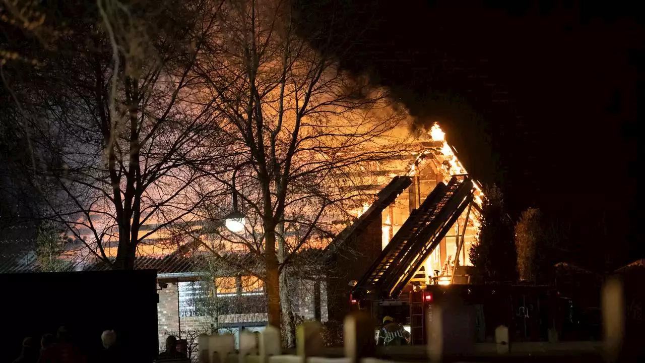 Appartementen door brand verwoest, gewonde naar ziekenhuis