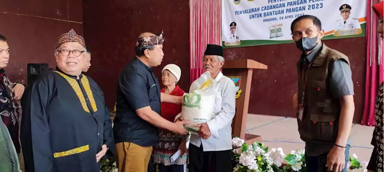 Pemprov Jabar Hari Ini Mulai Salurkan Bantuan Cadangan Pangan ke 4,4 Juta Keluarga |Republika Online