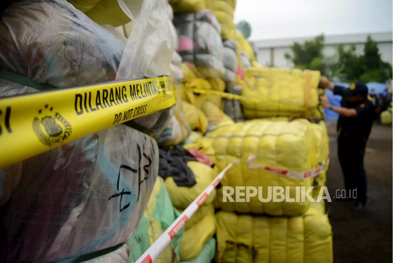 Polda Metro Jaya Tangkap Penyebar Foto Barang Bukti Baju Bekas Impor |Republika Online