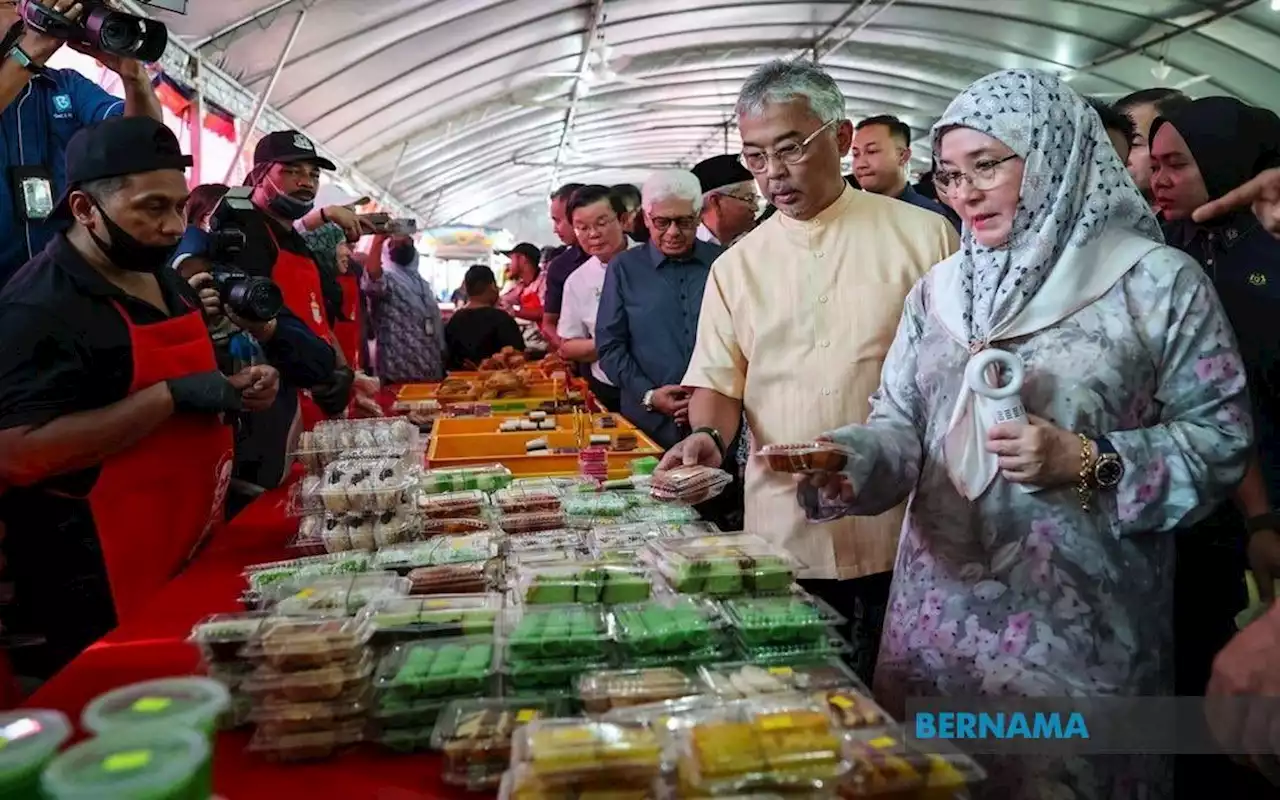 King, Queen visit Penang's Tanjung Tokong Ramadan bazaar