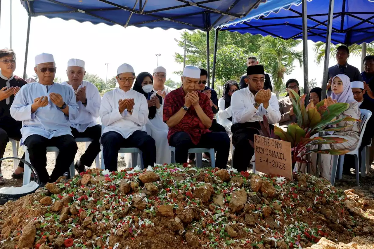 Zahid visits grave of former Selangor Speaker