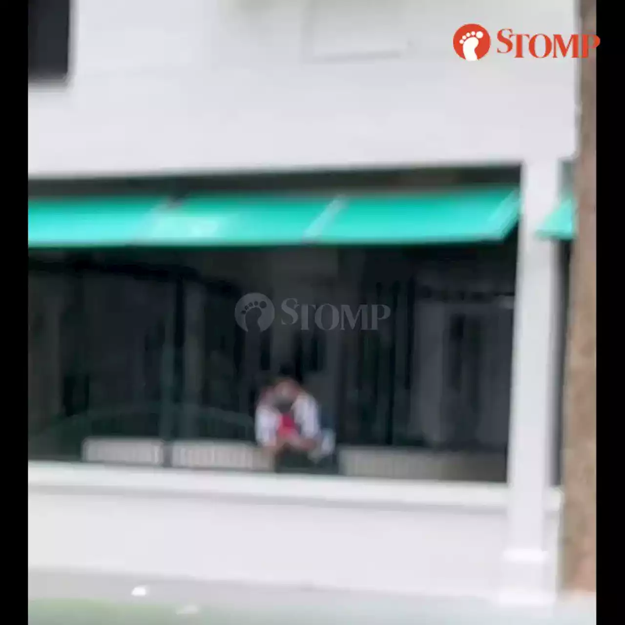 Young couple smooching in Woodlands HDB void deck 'pause for a while' when motorist honks at them