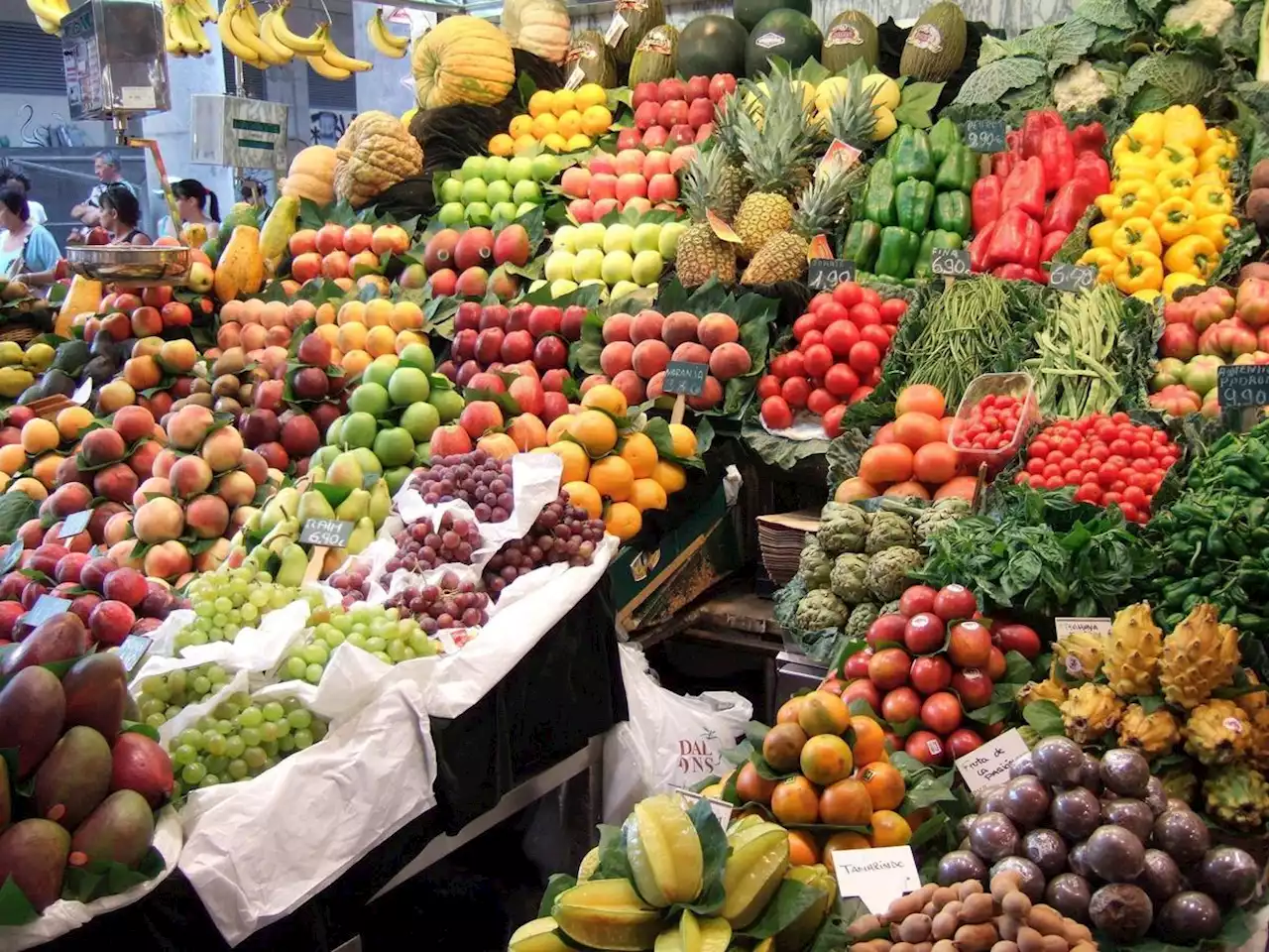 Inflation : vers des prix bloqués pour certains fruits et légumes ? L’opposition contre-attaque