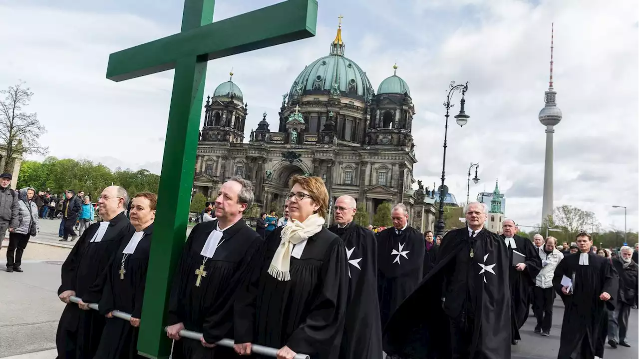 Prozession und Gottesdienste: So feiern Berliner Christen Ostern – und erinnern an Krisen