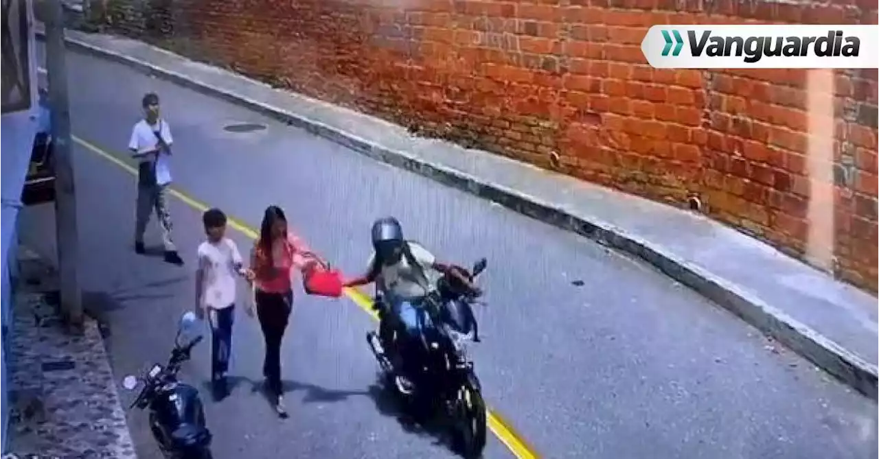 Video: Otro &#039;moto-ladrón&#039; le arrebató el bolso a una mujer en Floridablanca