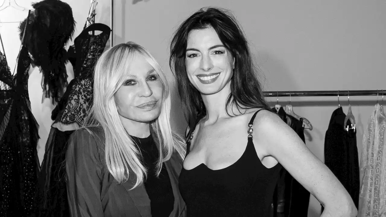 Donatella Versace revela por qué eligió a Anne Hathaway para su última campaña