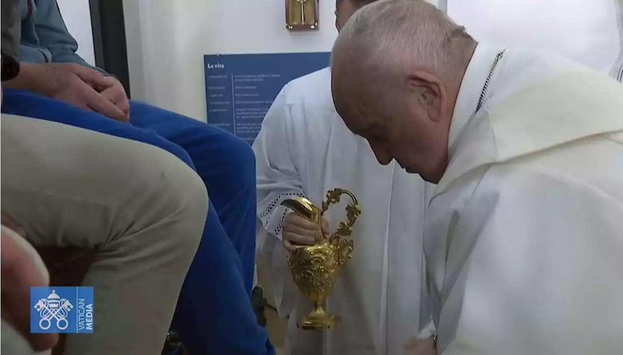 Este Jueves Santo, el Papa Francisco lavó los pies de doce jóvenes presos