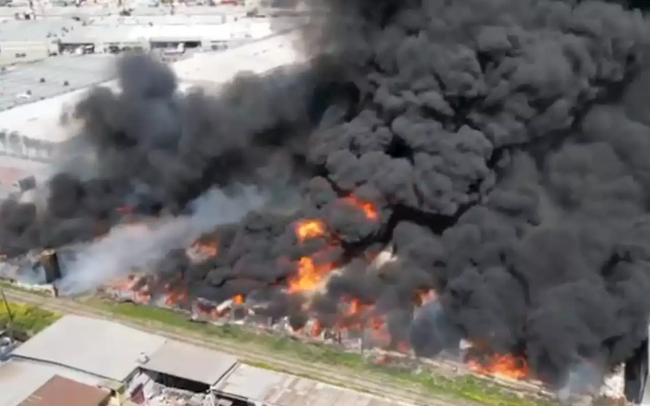 Fotos y video | Desalojan a 59 niños y 278 adultos por fuerte incendio en Tijuana