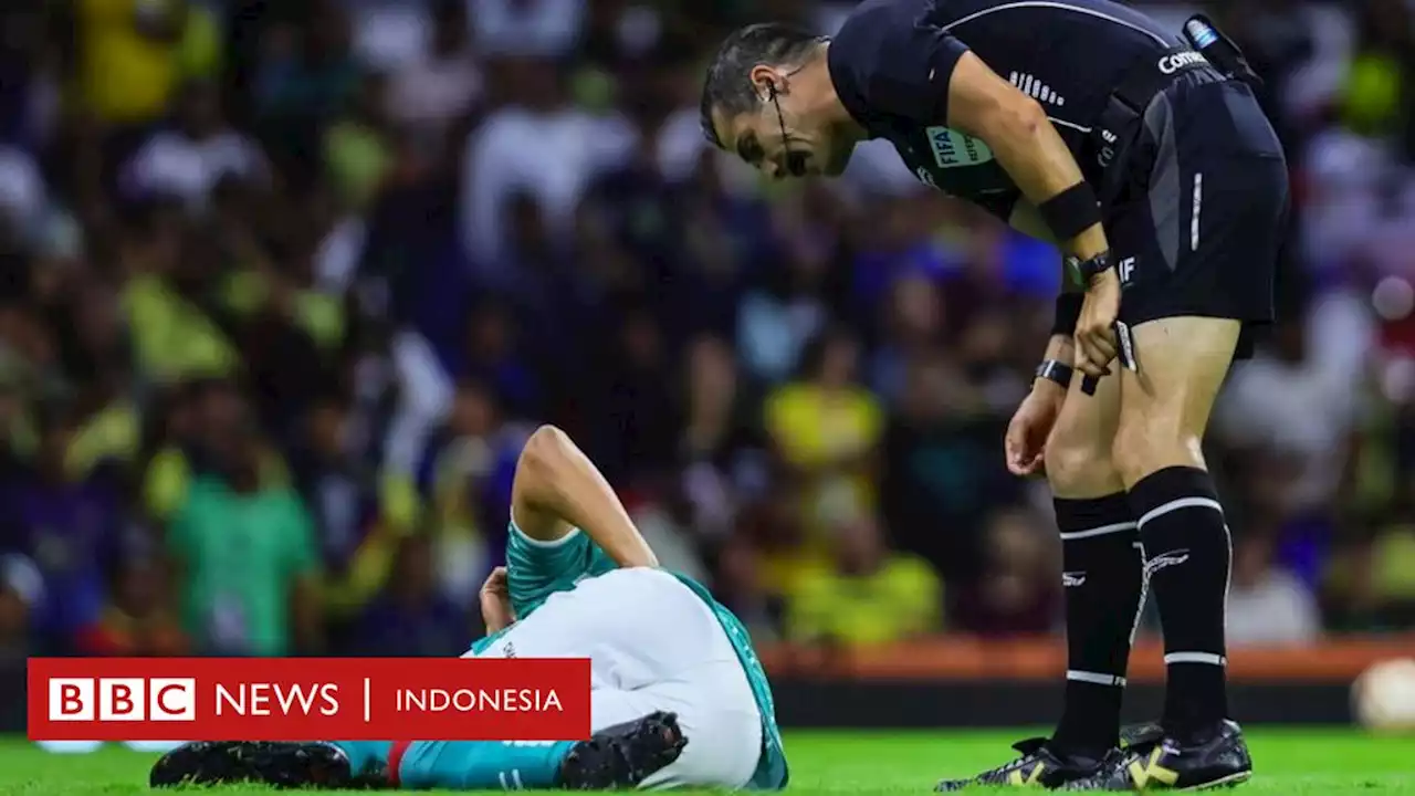 Wasit Meksiko dihukum absen 12 laga setelah menendang pemain - BBC News Indonesia