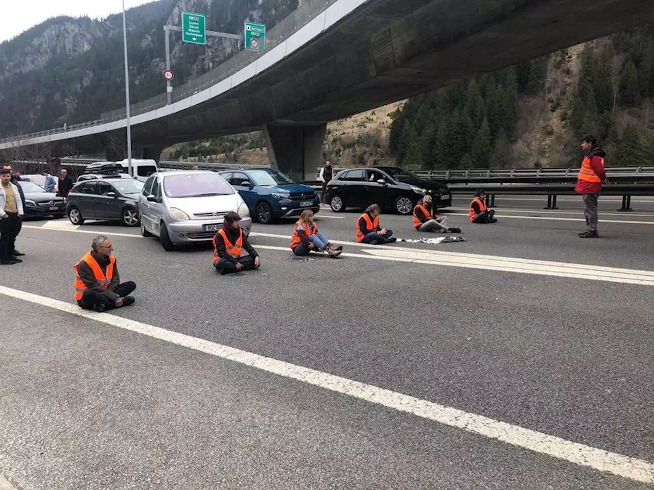 Reiseverkehr über Ostern – 16 Kilometer Stau vor dem Gotthard – Klimaaktivisten festgenommen