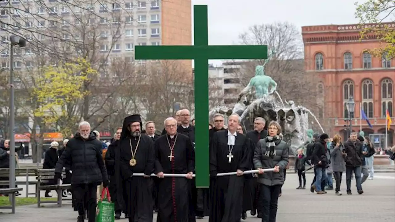 Prozession erinnert an Kriege und Katastrophen auf der Welt