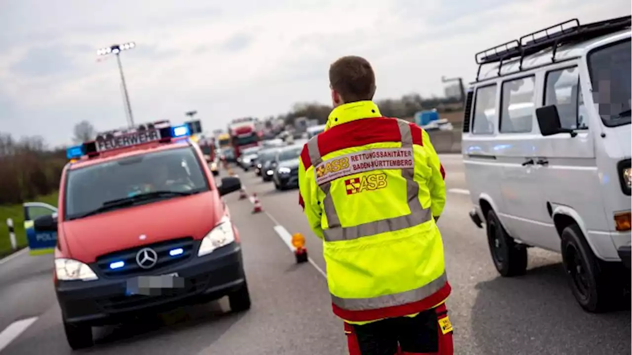 Fünf Menschen bei Unfall auf A10 verletzt