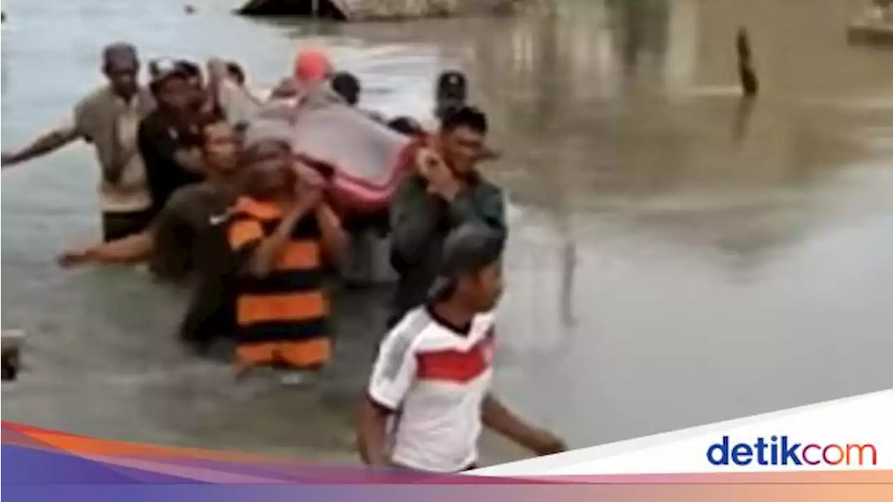 Warga di Luwu Utara Terobos Banjir Tandu Jenazah 4 Km