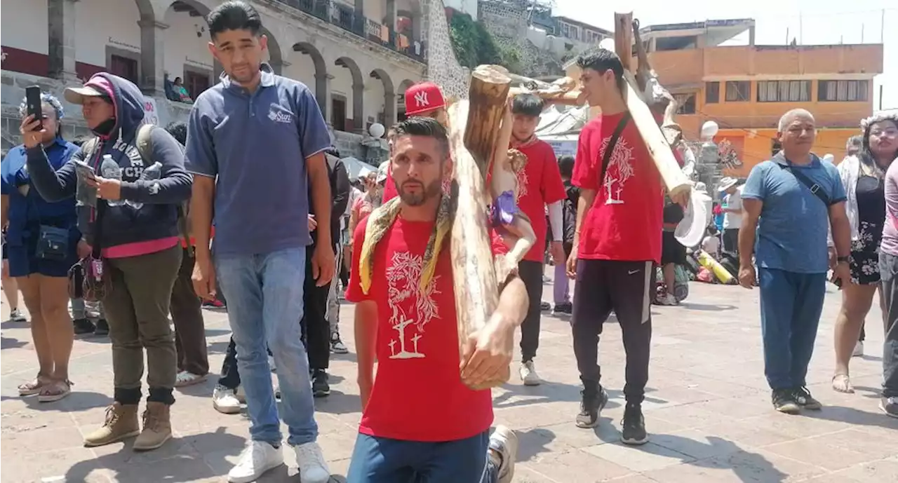 De rodillas y con enormes cruces, acuden 8 mil personas al Santuario de Chalma | El Universal