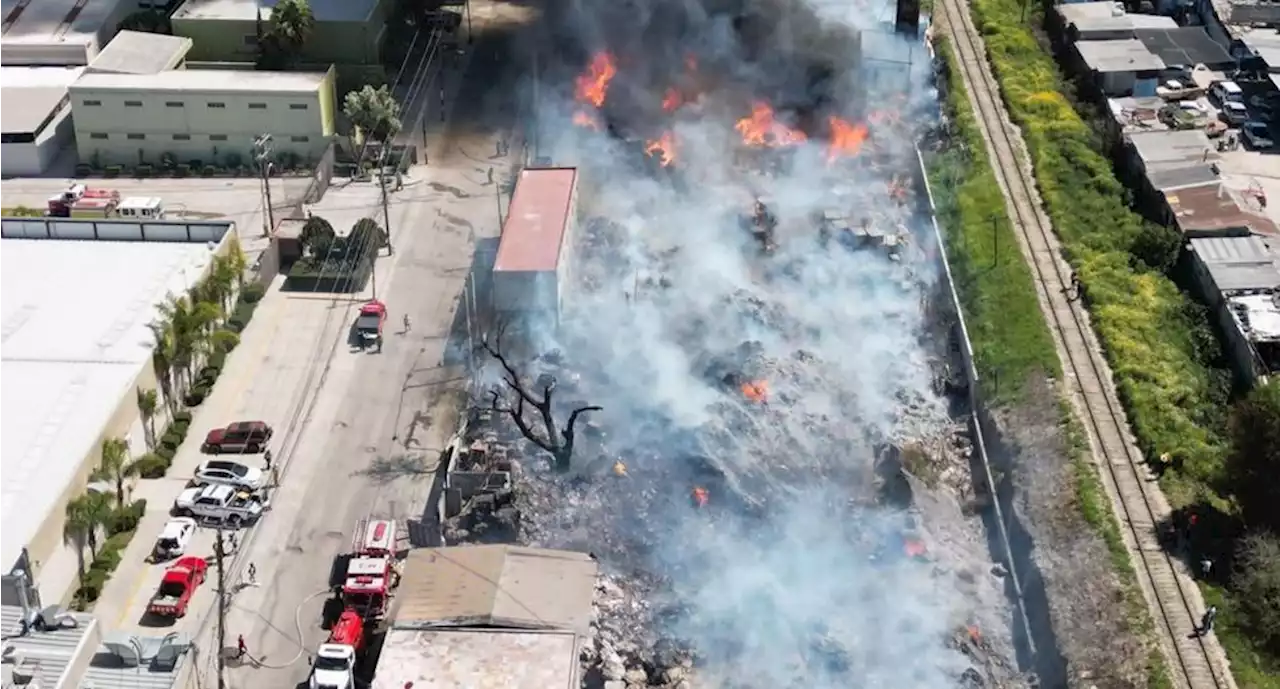 Desalojan a 300, entre ellos niños, por un fuerte incendio en recicladora de Tijuana | El Universal