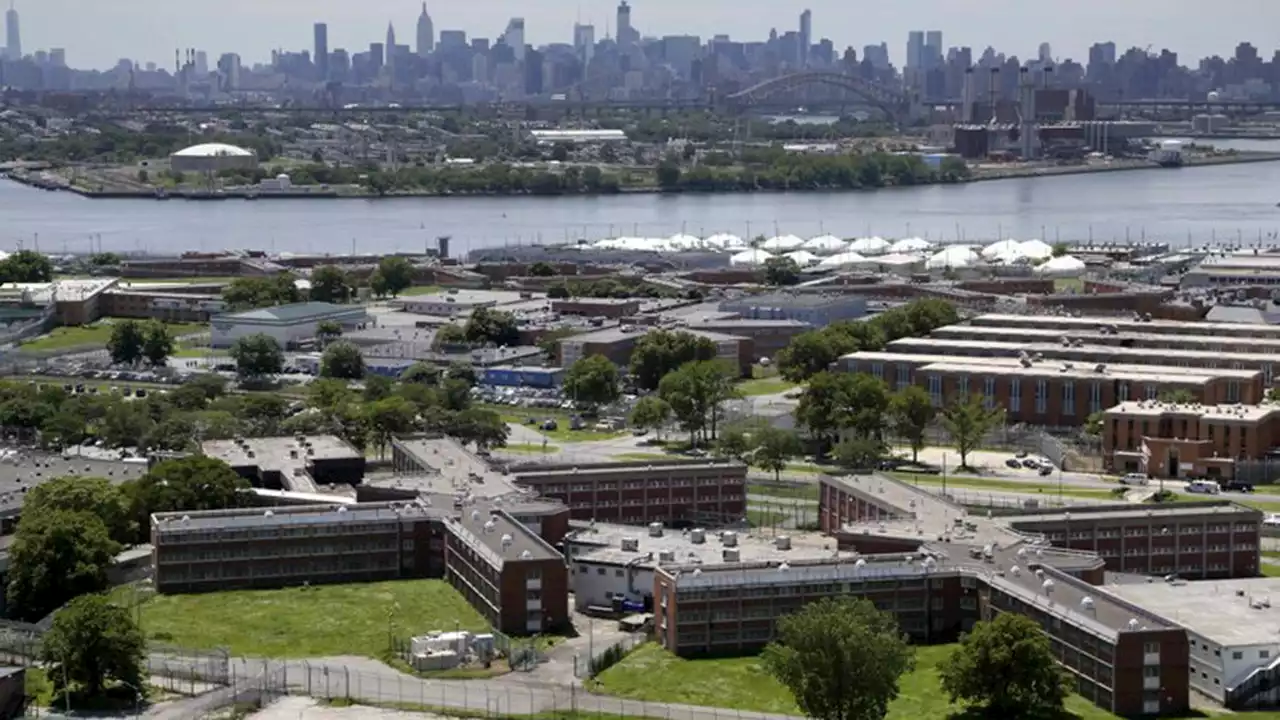 NYC Rikers Island inmate starts fire in cell, injuring 20 on same day Dem lawmakers visit