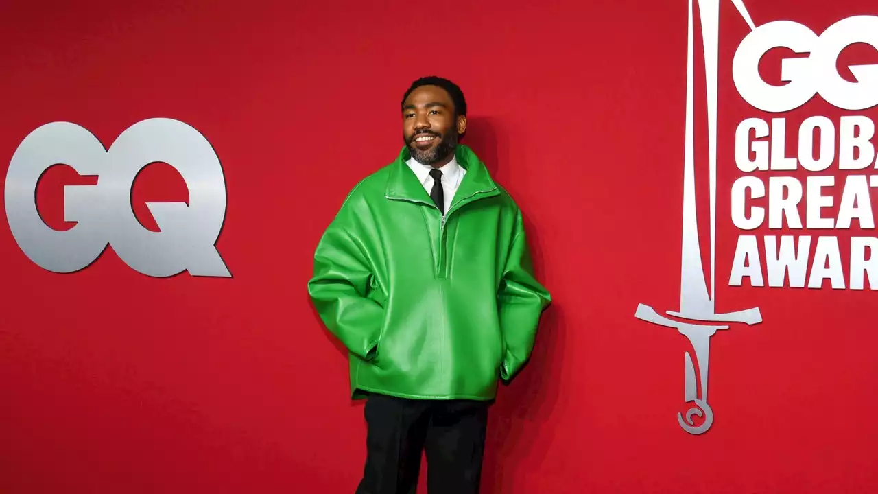 Le pull en cuir vert XXL de Donald Glover donne des allures pop au costume de soirée lors des GQ Creativity Awards