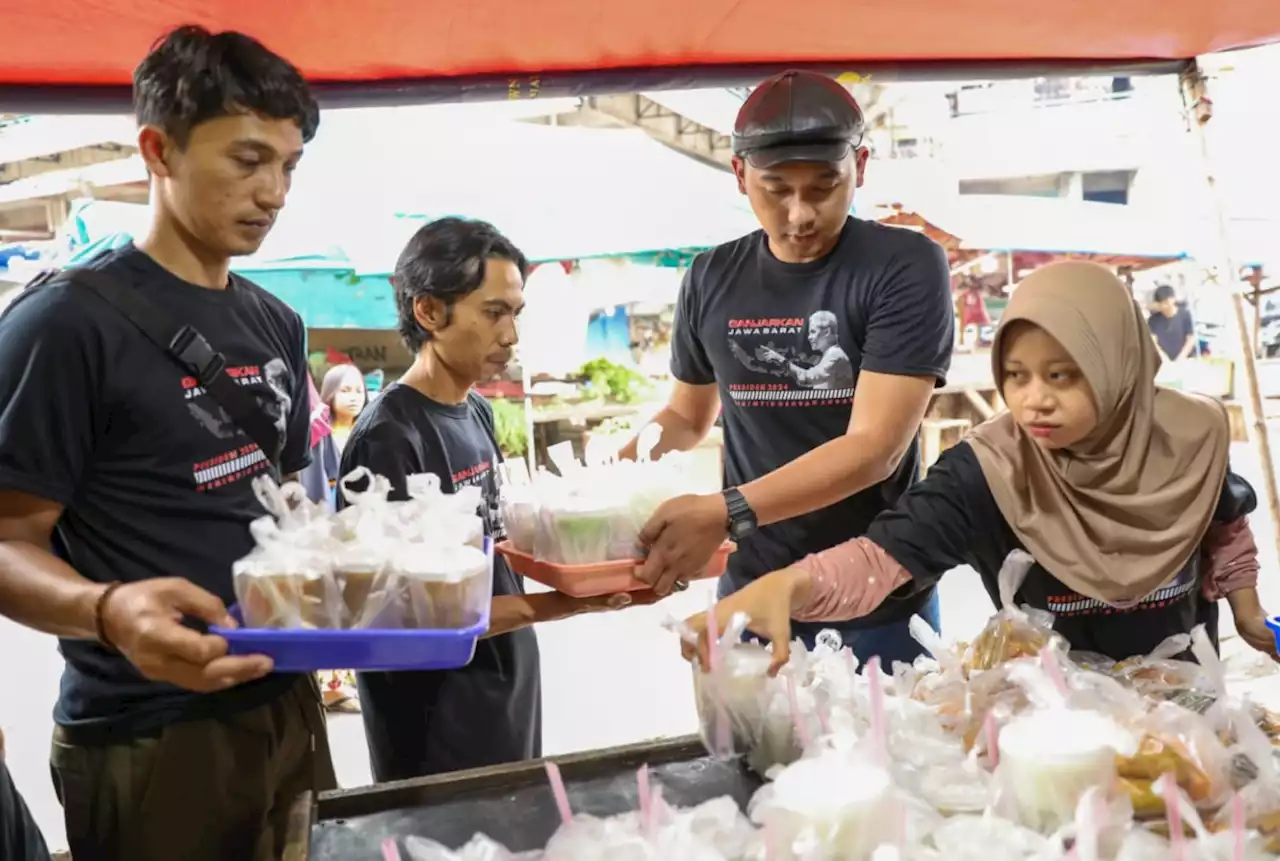 Ganjar Muda Padjajaran Bagikan Takjil kepada Warga & Pedagang di Kota Bekasi