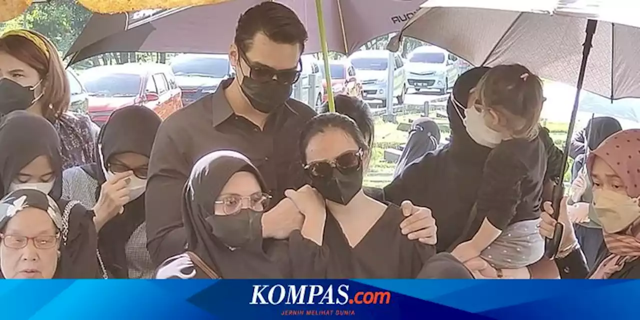 Jenazah Ayah Asmirandah Dimakamkan di TPU Srengseng Sawah