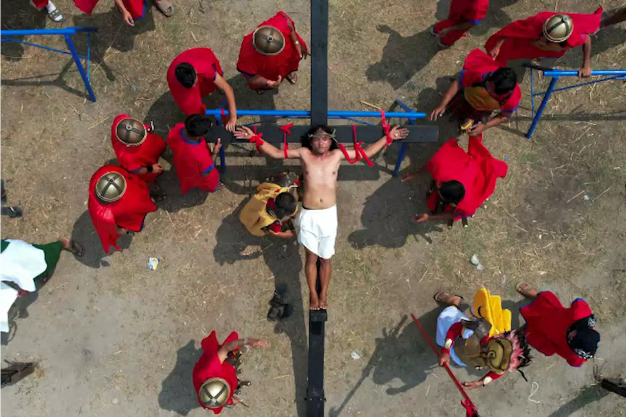 Filipinos nailed to crosses despite church objection