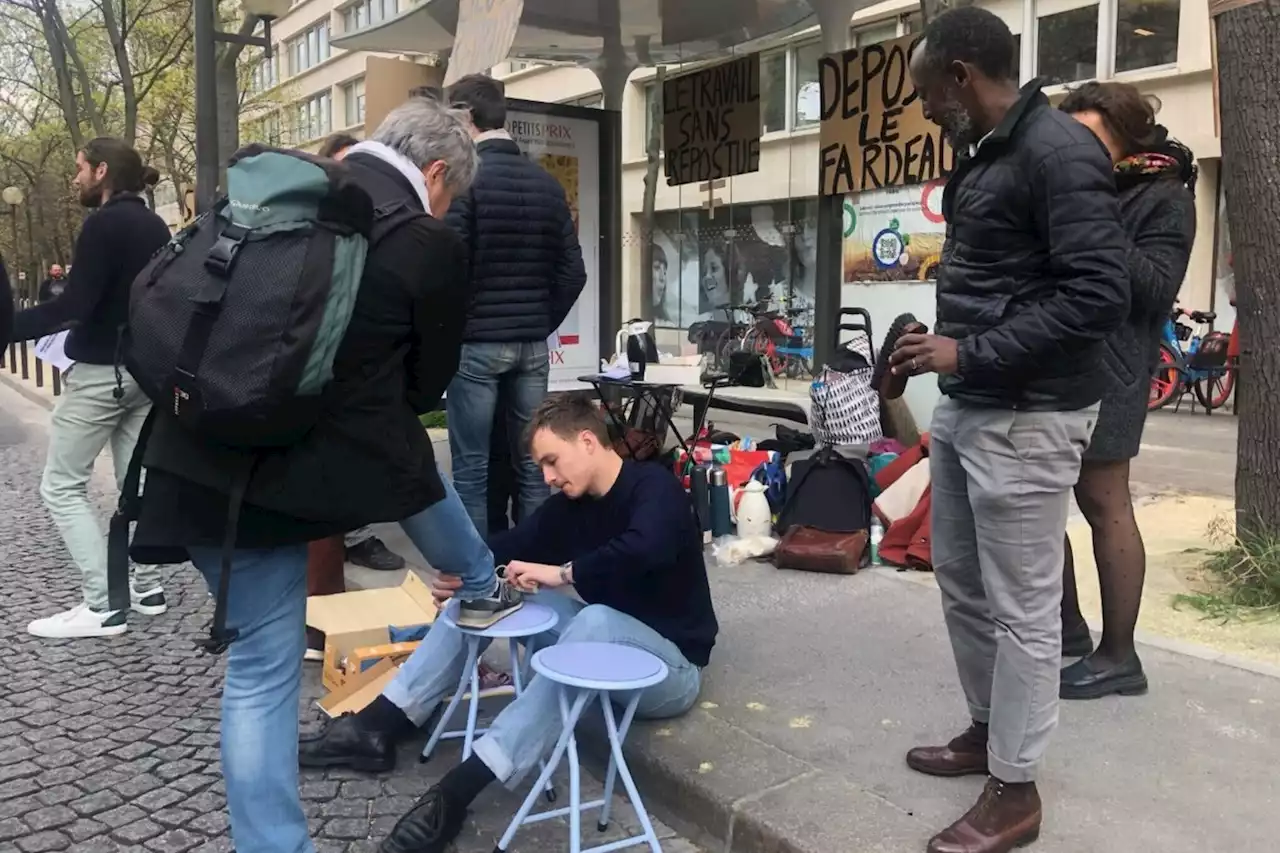 Jeudi Saint : des chrétiens cirent les chaussures des manifestants contre la réforme des retraites