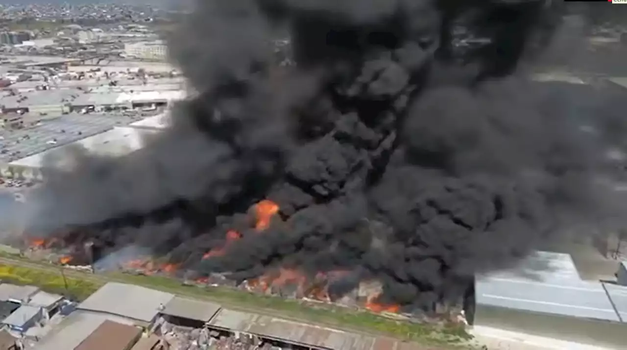 Incendio arrasa recicladora de papel en Tijuana